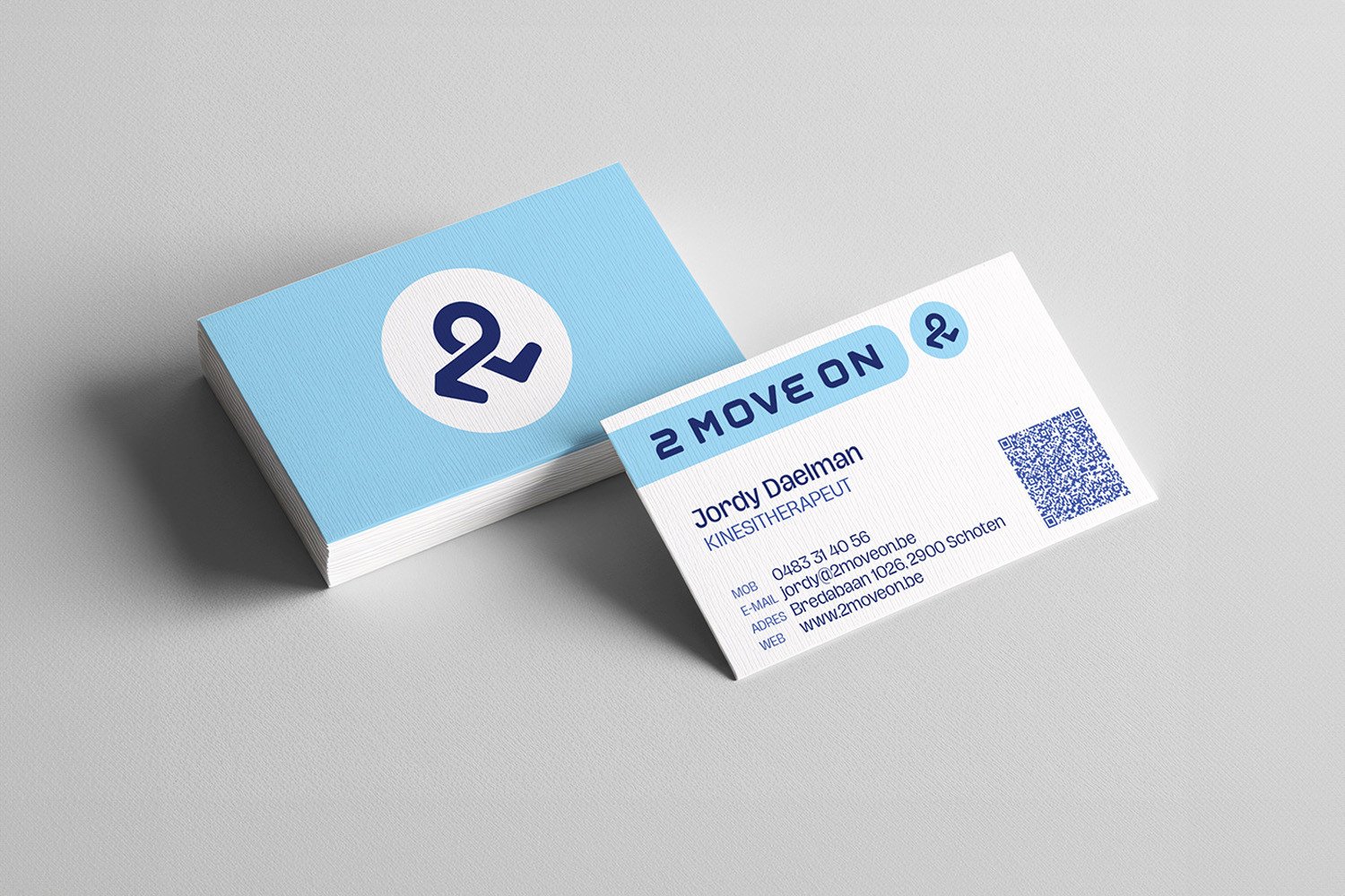 Brandle - Opmaak en design naamkaartjes voor 2 Move On Een stapel visitekaartjes van 2 Move On, met bovenop een kaart waarop het logo, de contactgegevens van een kinesitherapeut en een QR-code zichtbaar zijn.