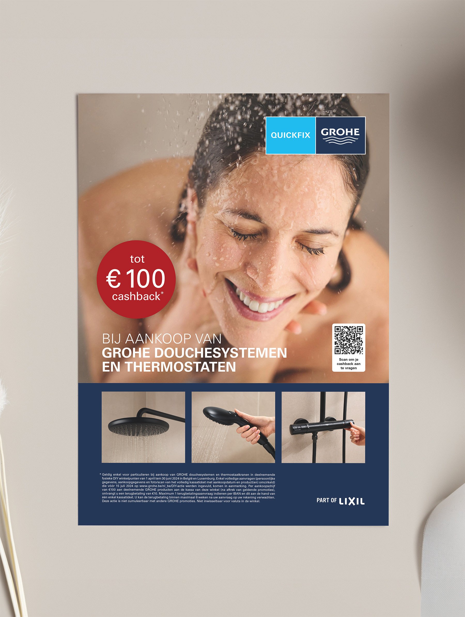 Brandle - Opmaak drukwerk Grohe cashback Promotional poster van Grohe met een afbeelding van een glimlachende vrouw onder de douche en een rode cirkel met de tekst ‘jusqu’à 100 € cashback’. Onderaan staat informatie over de cashbackactie bij aankoop van Grohe douche- en thermostaatsystemen, samen met de Grohe- en QuickFix-logo’s.